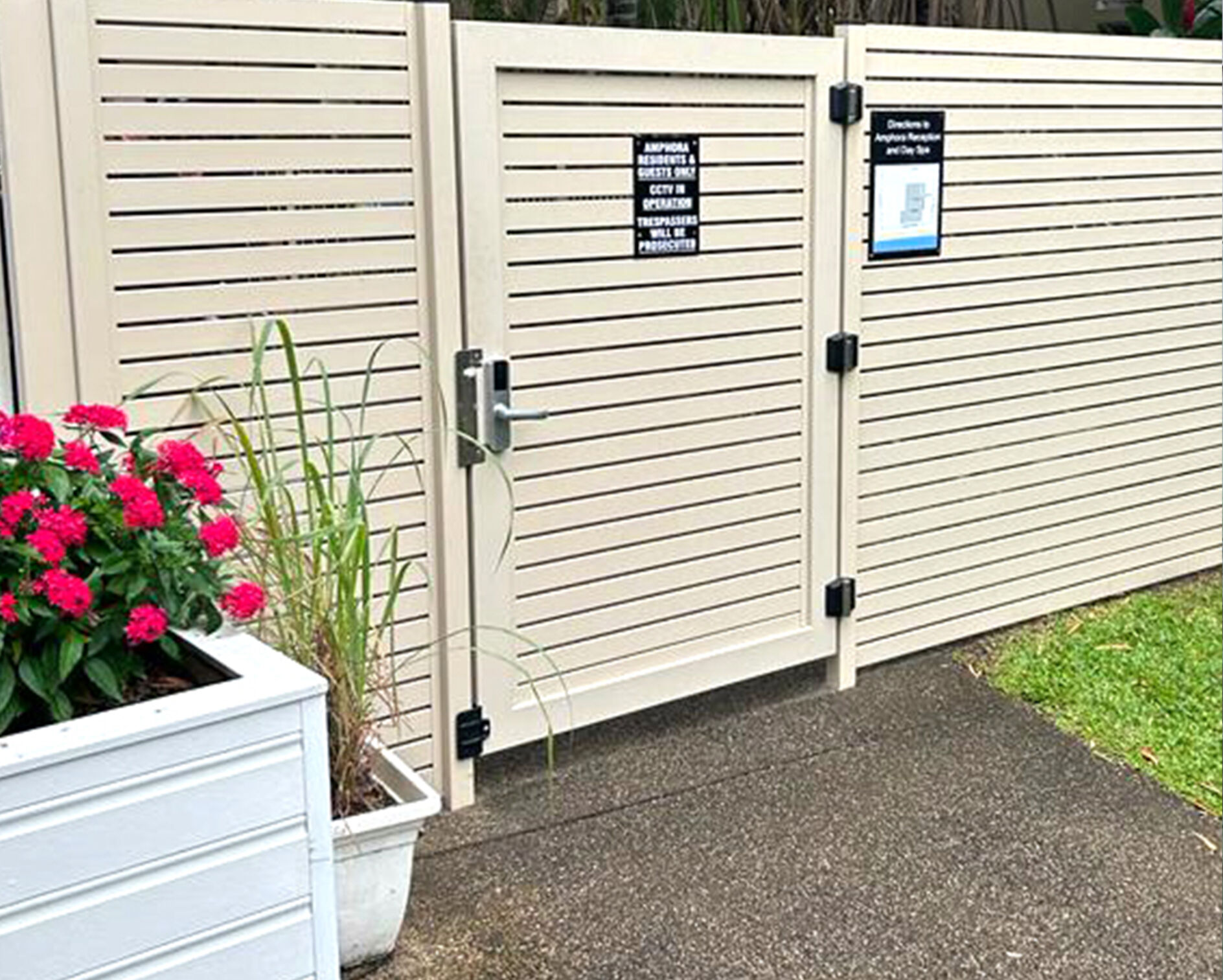 Polaris Utility Hinge Surface Mount on Metal Gate Polaris PowerClose Hinges 7